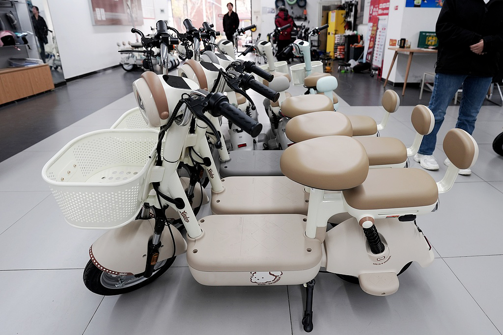 电动车销售店在售的新国标电动车 图源:“央视新闻”微信公众号