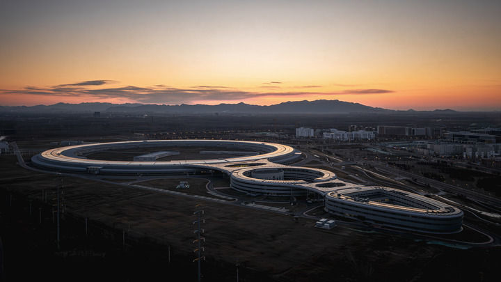 晨光下的高能同步辐射光源（无人机照片，2024年12月27日摄）。国家重大科技基础设施——高能同步辐射光源（HEPS）于2025年3月27日正式启动带光联调，HEPS建设进入冲刺阶段。新华社发（袁广 摄）