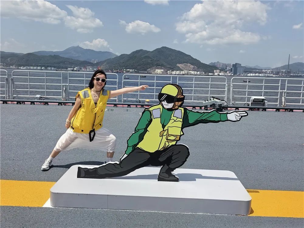 ▲香港市民拍照留影 蔡年迟 摄