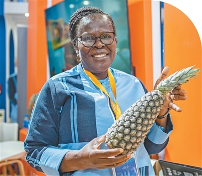 在第八届进博会国家综合展上，贝宁国家馆的工作人员展示贝宁奶油菠萝。　　王 初摄（人民视觉）