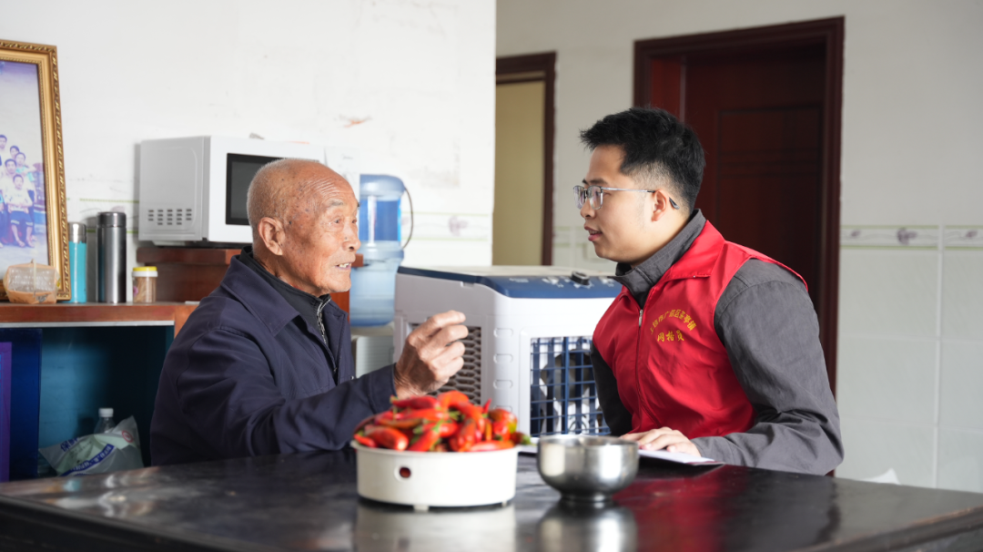 上饶市广信区茶亭镇干部到包干农户家开展日常走访 林珂 摄