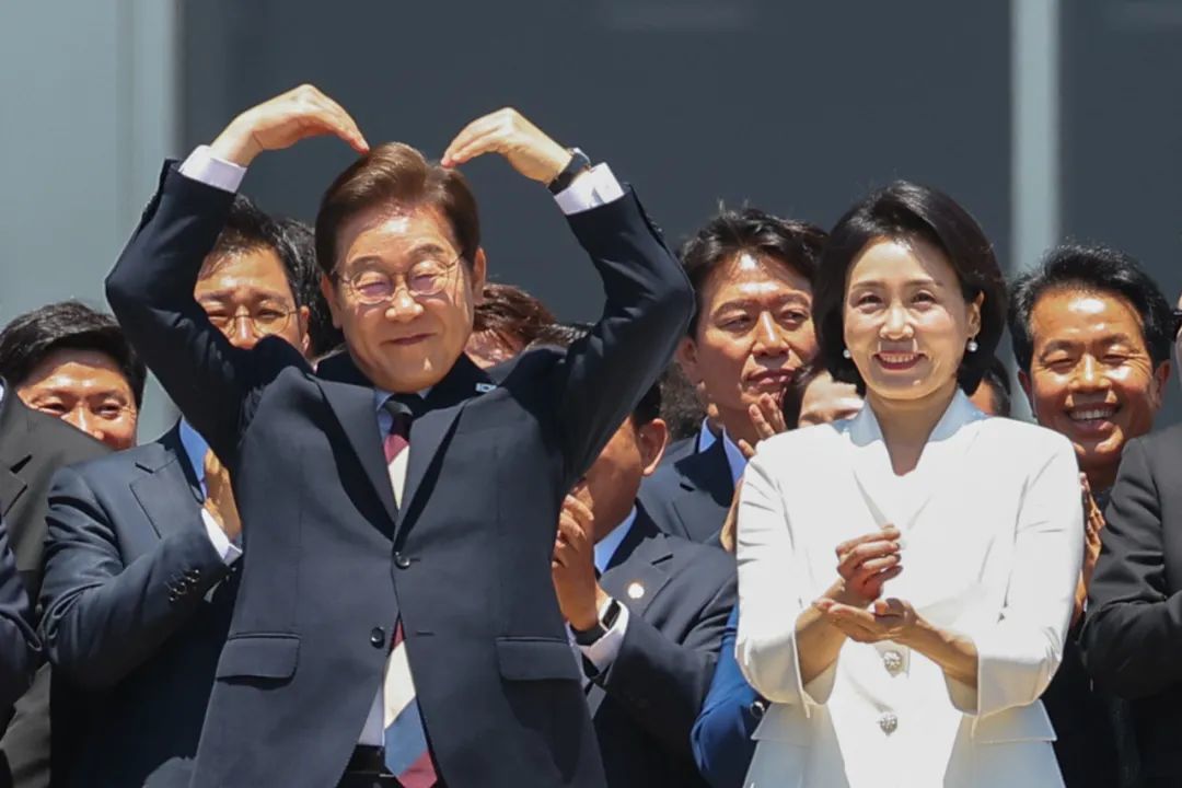 6月4日,李在明和夫人在韩国首尔的国会议事堂门外向支持者致意。韩国总统李在明于当日上午在国会正式宣誓就职。图/IC