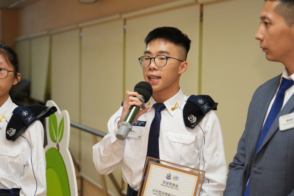 少年警讯金星得奖者曾梓轩在“少年警讯奖励计划2024颁奖典礼”上（2025年3月22日摄）。新华社发