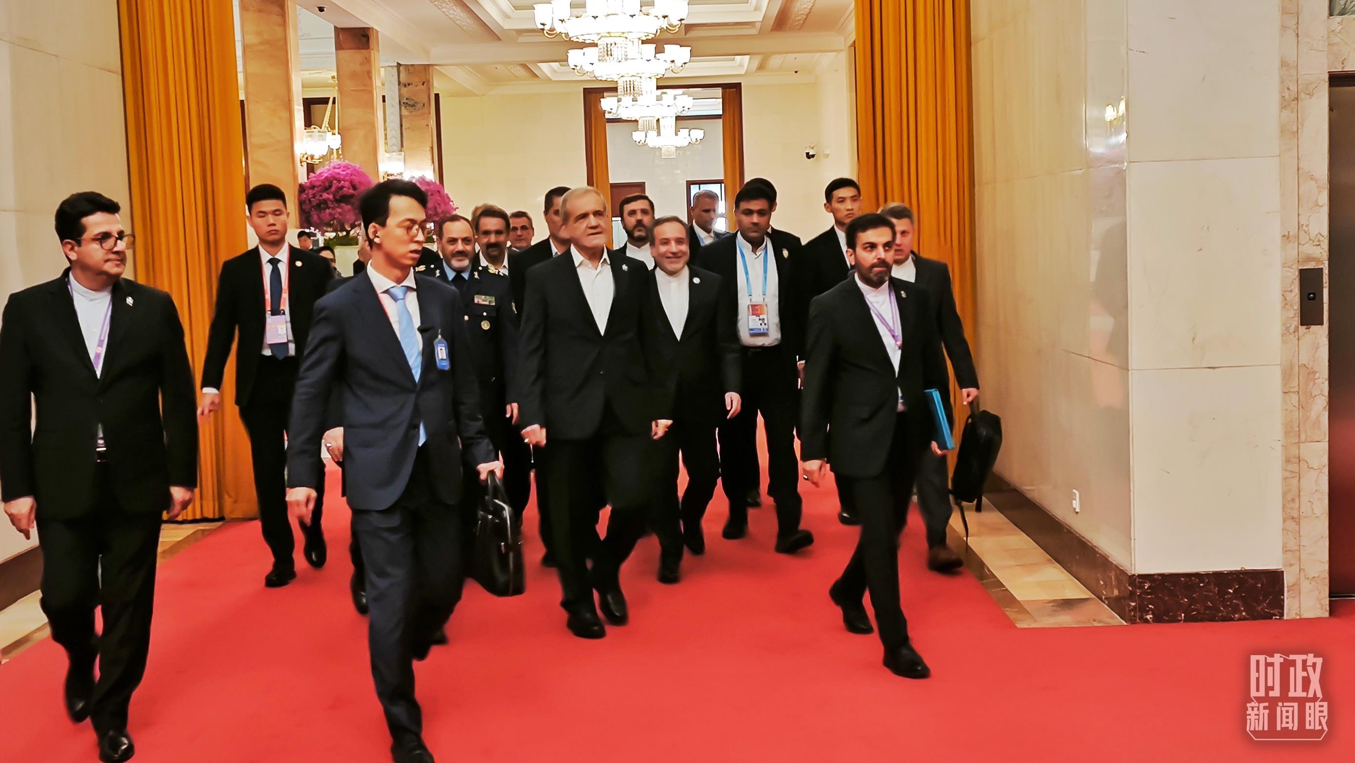 △伊朗总统佩泽希齐扬走向会见厅。（总台国广记者蔡靖骉拍摄）