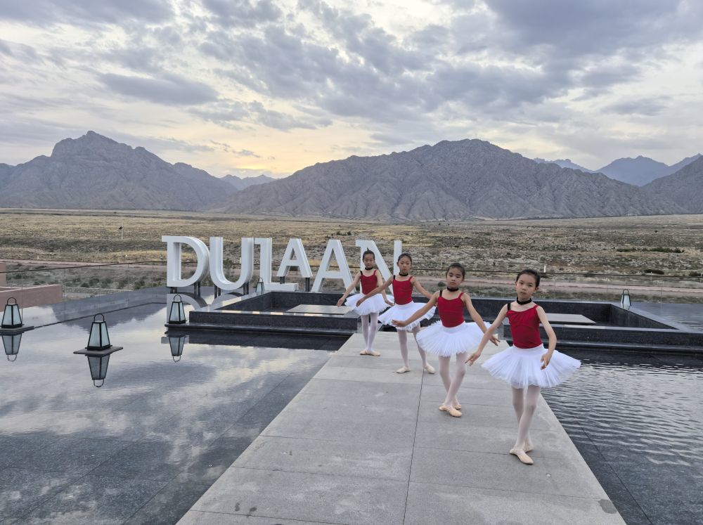 宁夏银川市图兰朵葡萄酒小镇安漠酒店观景台，游客在拍照打卡（2025年6月6日摄）。新华社记者 马丽娟 摄