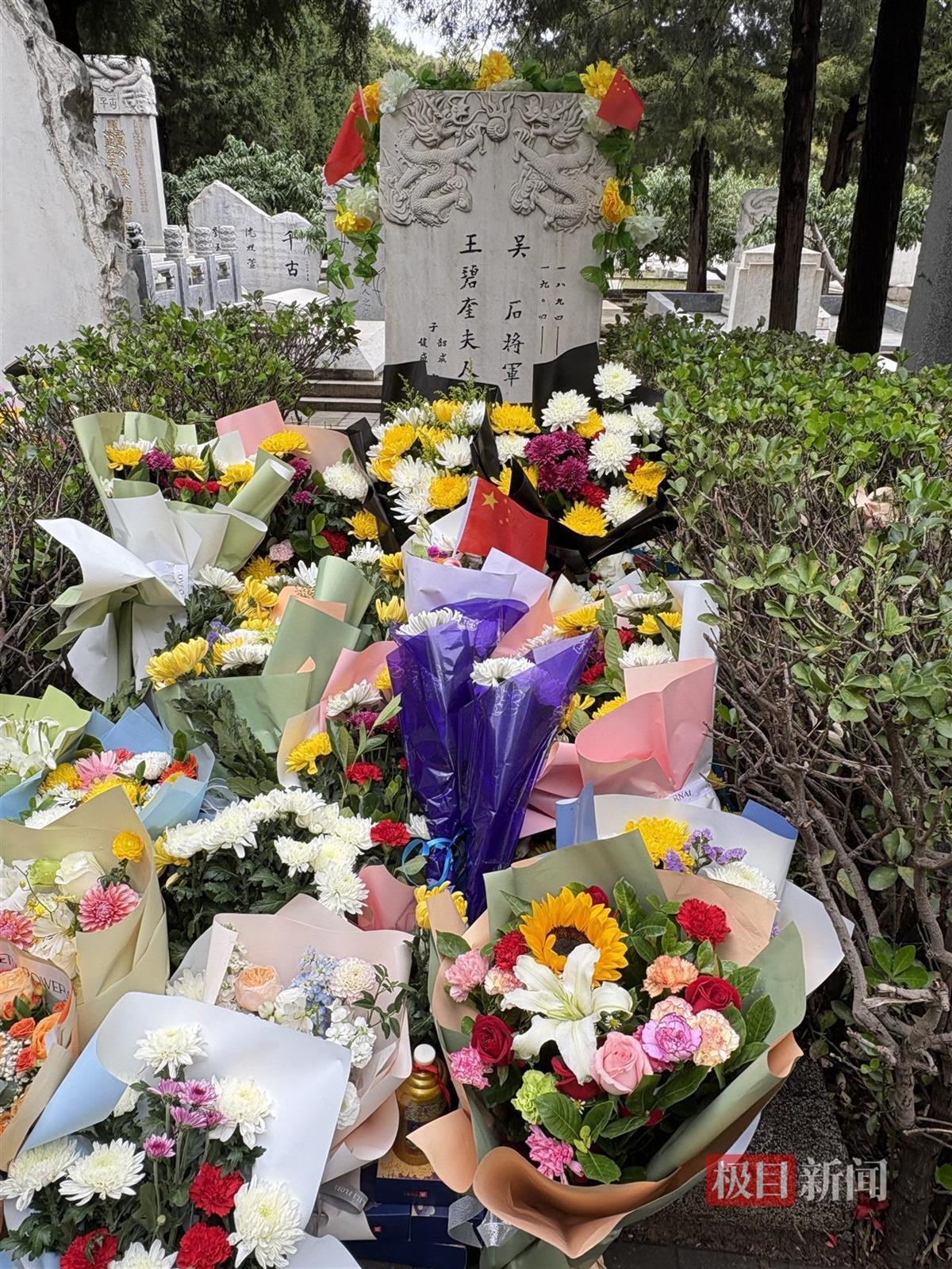 吴石墓前层层叠叠地堆放了许多鲜花 (极目新闻记者 姚赟拍摄)