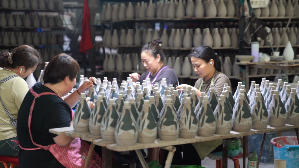 天山（邯郸）瓷业有限公司厂房内工人在工作中。新华社记者 岳文婷 摄