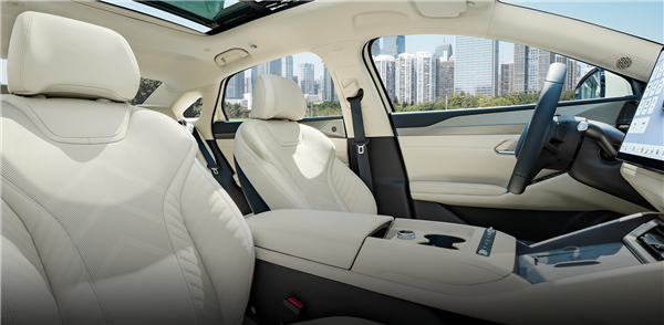 比亚迪秦L EV内饰官图发布:前备箱、怀挡、小冰箱统统安排上