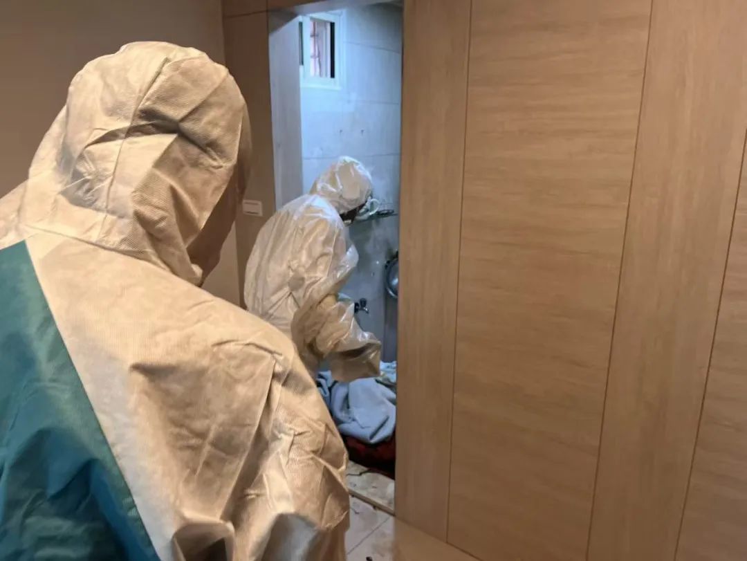 卢致宏和同事穿着防护服进入现场