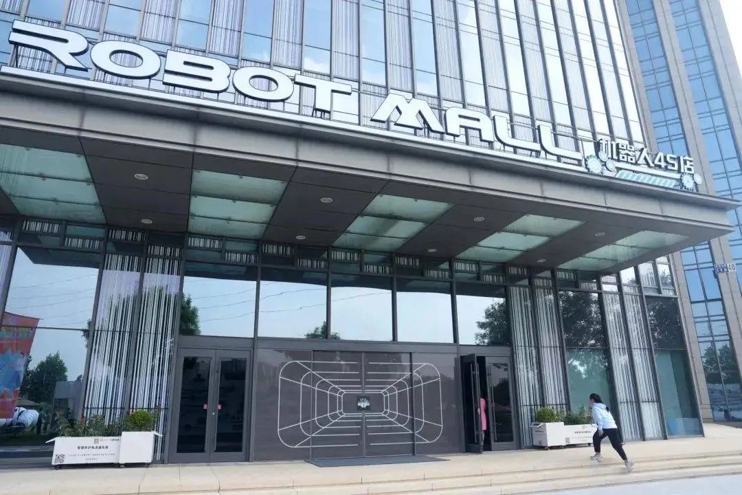 华为或首发国内 eSIM 手机/董明珠回应格力玫瑰空调争议/iPhone 九月有望接入 GPT-5