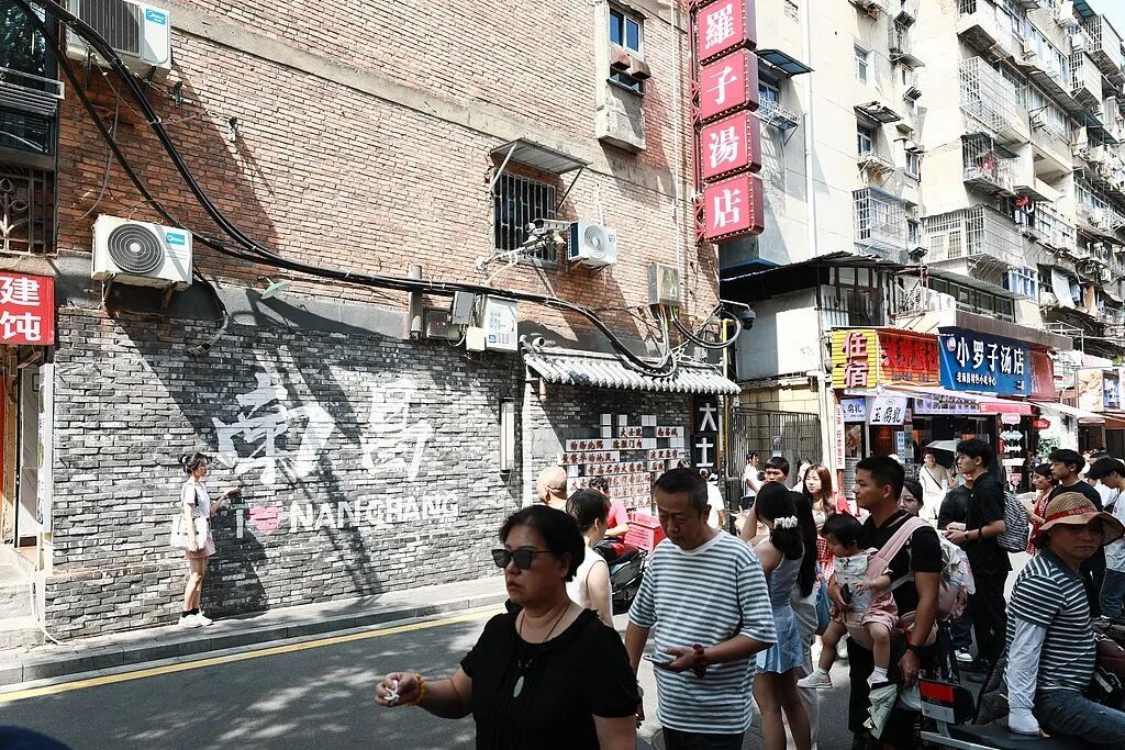 2025年10月1日，江西南昌大士院街区的游客。图/视觉中国