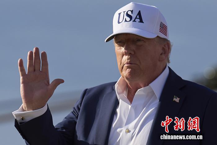 当地时间2025年7月6日,美国总统特朗普向媒体挥手致意。图/视觉中国