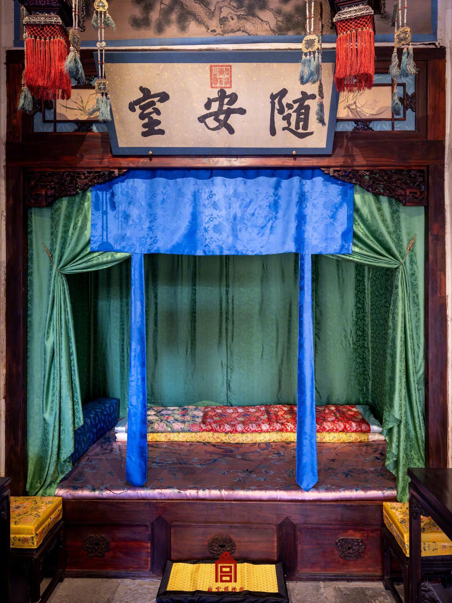 修缮前的养心殿建筑,存在瓦顶天沟开裂、梁柱糟朽、墙体空鼓、油饰彩画剥落等问题,原状陈列文物也受到紫外线光照、气候环境等侵袭,部分出现老化、损伤情况。