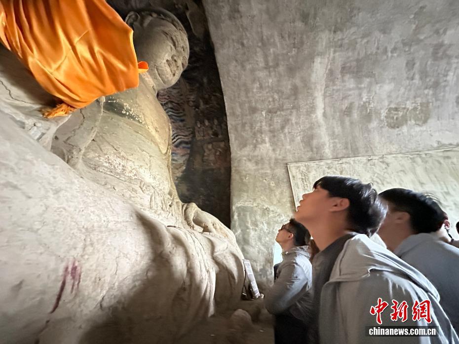 图为台青参观唐代时期修复过的释迦摩尼像 王牧雨 摄