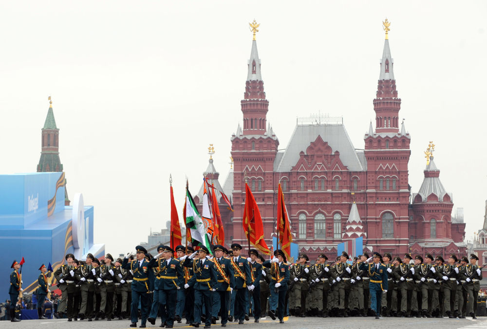 2012年5月9日,在俄罗斯莫斯科举行的纪念卫国战争胜利67周年阅兵式上,军人走过红场。新华社记者李勇摄