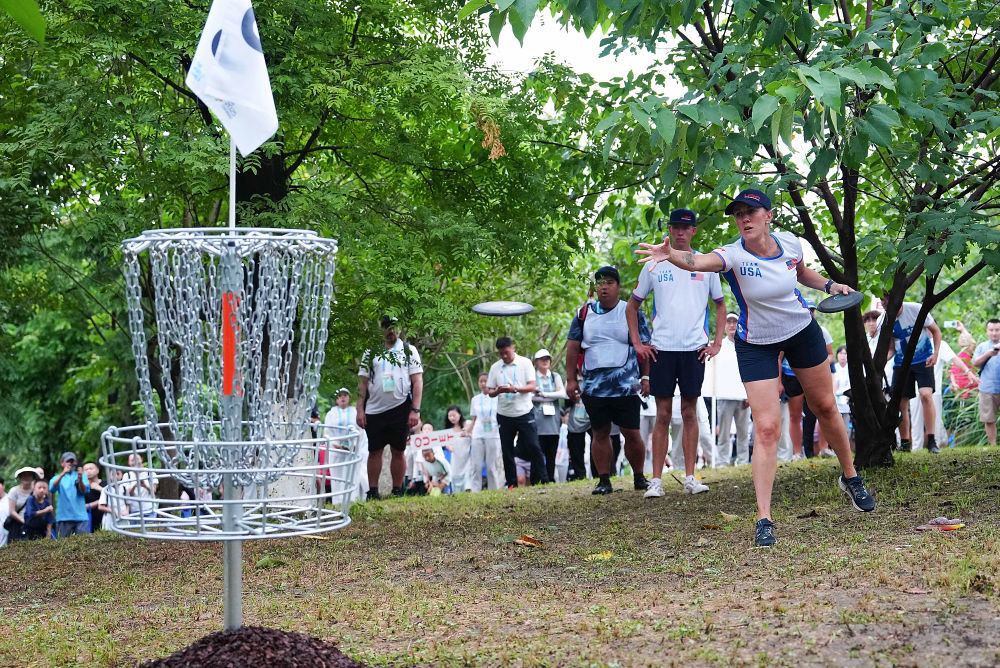 8月10日,美国队选手甘农(前)在2025年成都世运会掷准飞盘混合双人决赛中。