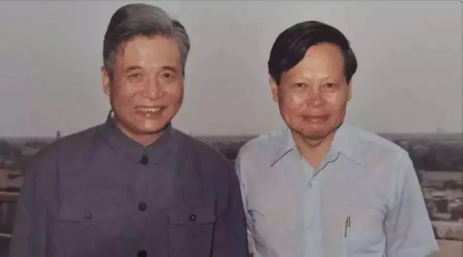 杨振宁(右)与邓稼先(左)