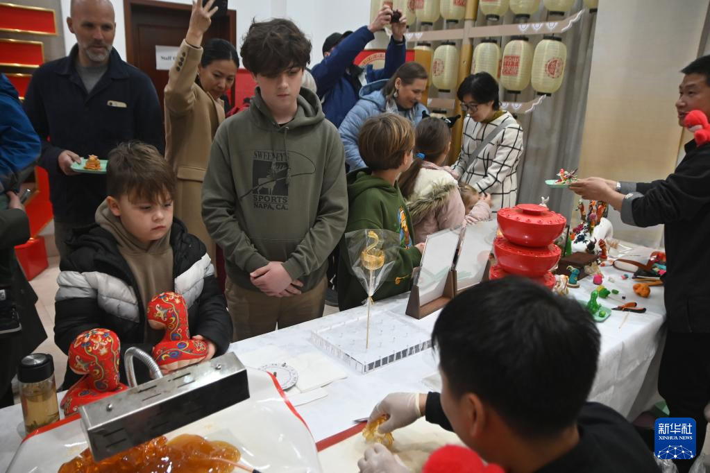 2月8日，孩子们在马耳他瓦莱塔中国文化中心举行的“欢乐春节”庙会上参与活动。新华社发（乔纳森·博格摄）