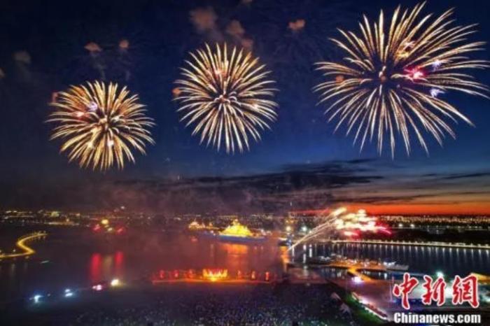 7月5日晚，“夜上津门&middot;焰遇航母”大型沉浸式夏日音乐焰火秀在天津泰达航母主题公园上演。本次焰火秀以“烟花星球”为主题，吸引了许多市民和游客沉浸式体验视听盛宴。(无人机照片)中新社记者 佟郁 摄