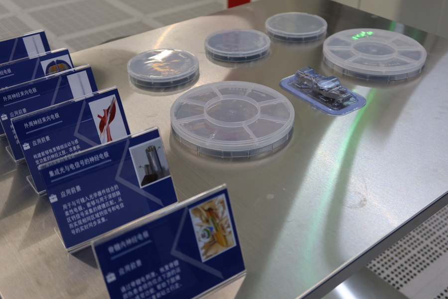 实验室展示的不同种类电极(刘琦/摄)