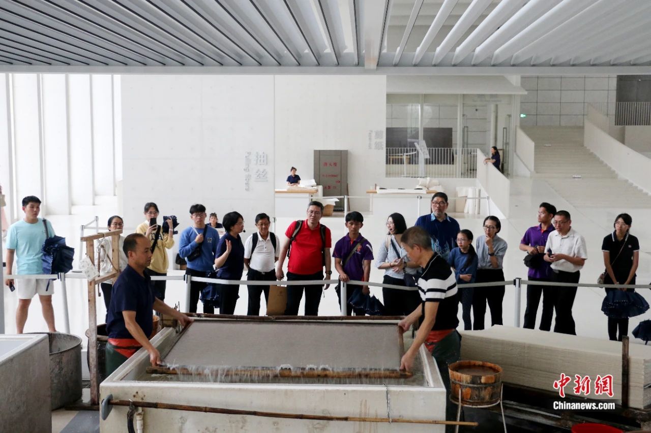 马来西亚游客在中国宣纸小镇参观宣纸捞纸技艺。张强 摄