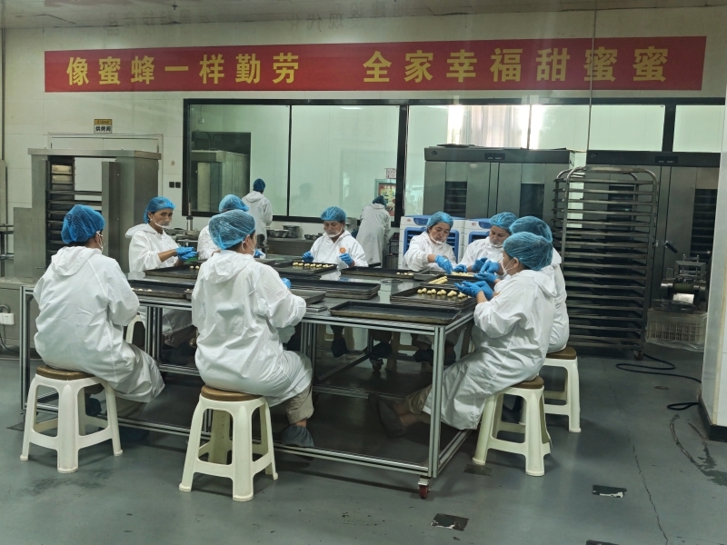 新疆莎车县一家农产品加工企业车间，工人正在工作。新华社记者苟立锋 摄