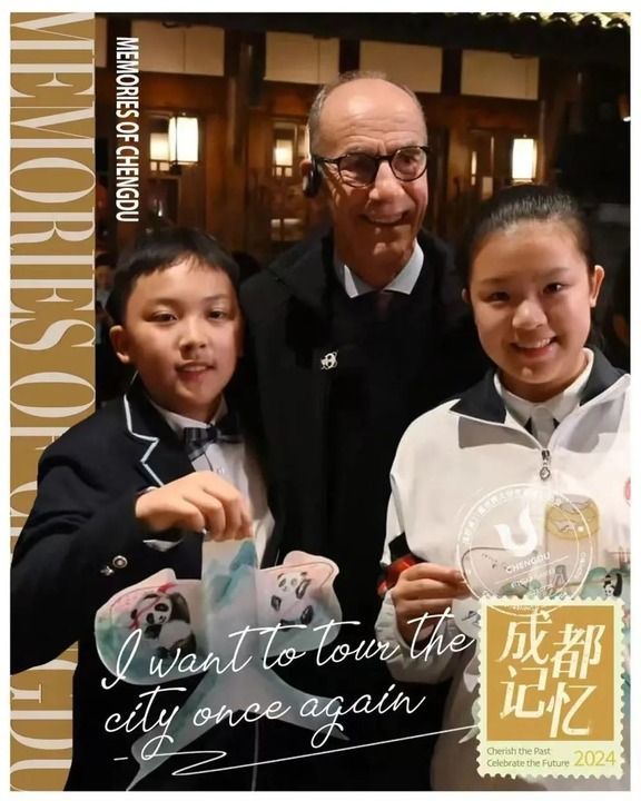 国际大体联主席艾德收到的成都记忆定制文创风筝。图为他与成都中小学生的合影。新华社发