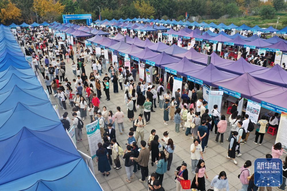 ↑ 这是4月11日在四川省西南医科大学拍摄的2025届毕业生春季双选会现场（无人机照片）。新华社发（牟科摄）
