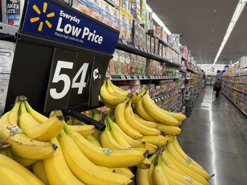 这张5月21日在美国加利福尼亚州洛杉矶县一家沃尔玛超市拍摄的图片显示自哥斯达黎加进口的香蕉价格已经涨至每磅54美分。新华社记者高山摄