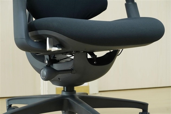 全球首款动态人体工学椅!清闲Libernovo图赏
