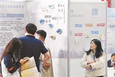 在国展招聘会上,许多企业的文化墙都贴上了“生育友好”的标签