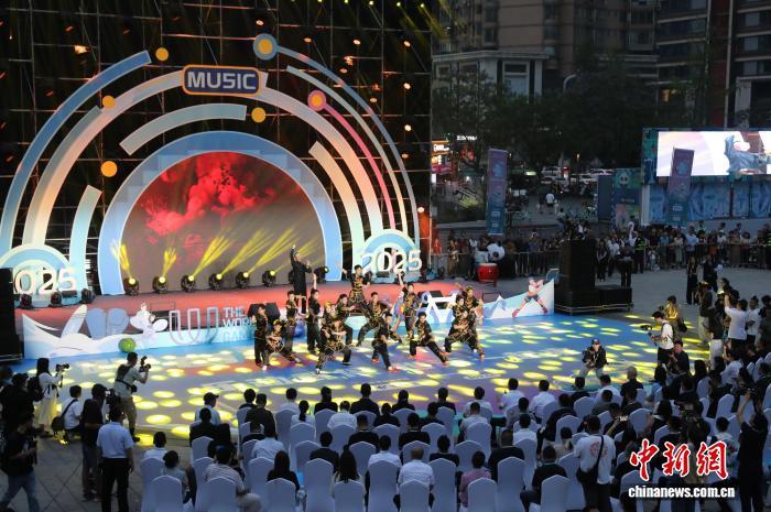 5月29日，成都世运会“跟着赛事去旅行”武侯站在成都城市音乐厅启幕。图为启动仪式。　中新社记者 王磊 摄