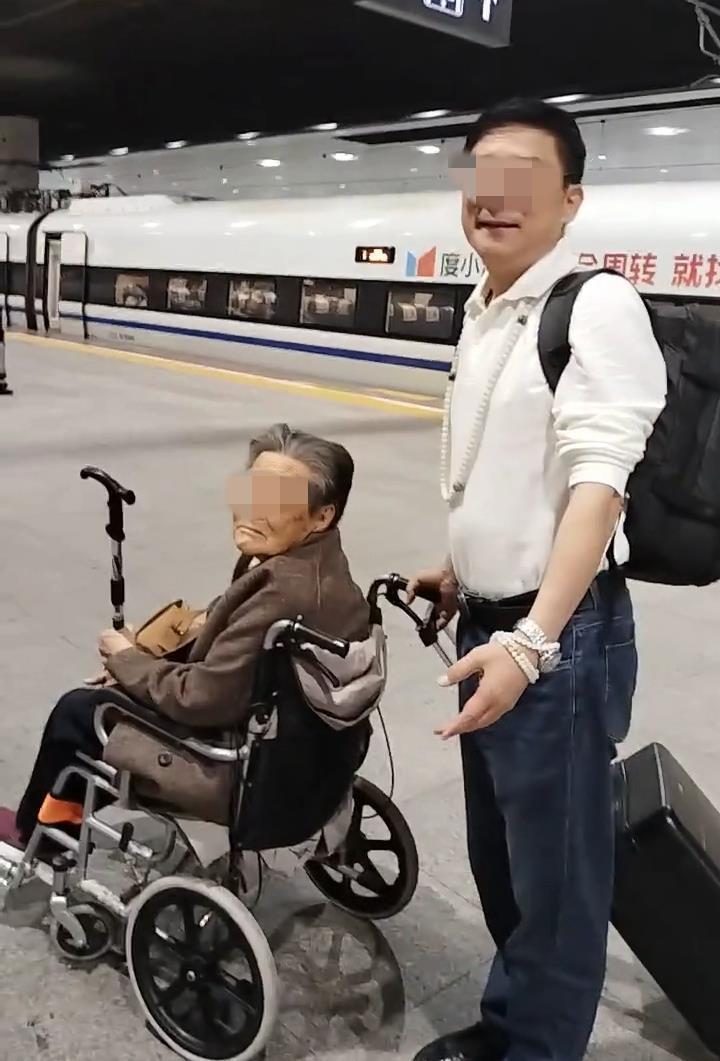 柳先生和母亲在站台上(视频截图)