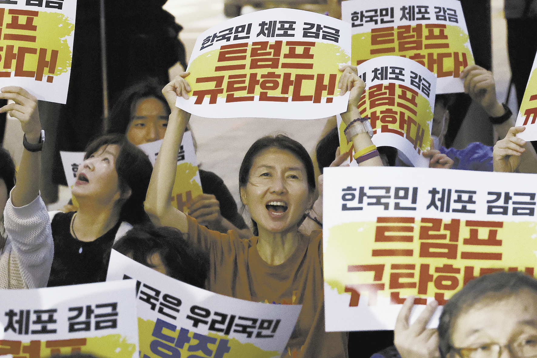 韩国民众8日晚在首尔举行集会,谴责美方拘押韩国公民。(视觉中国)