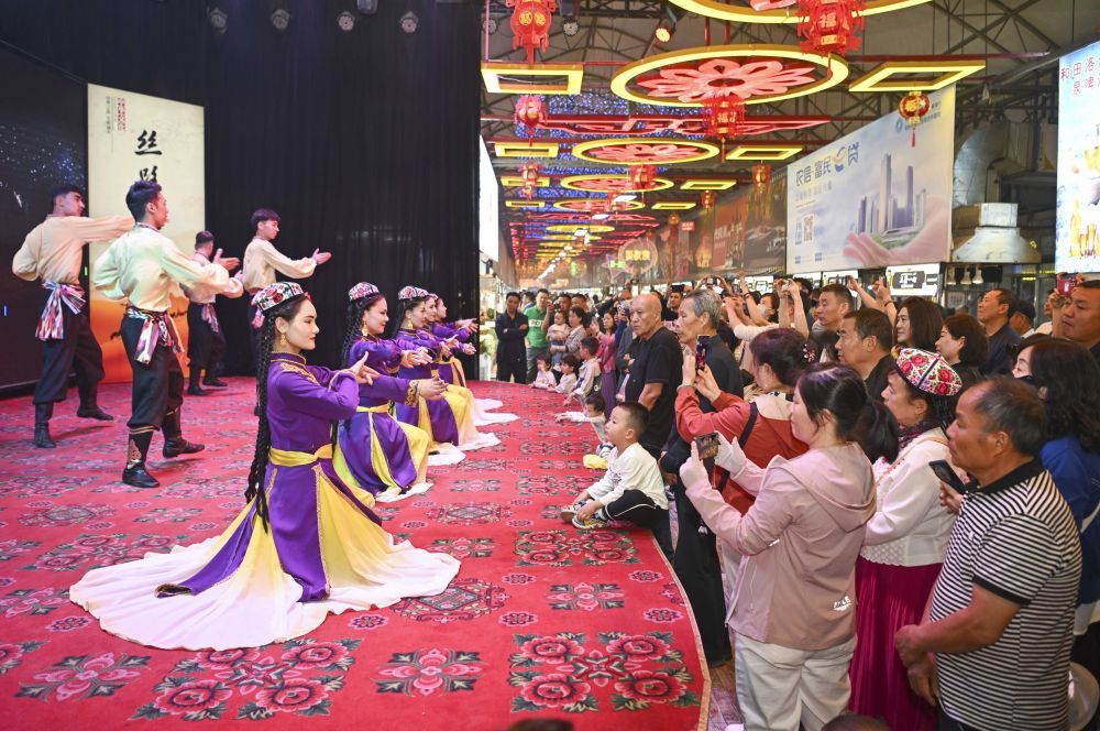 和田市文工团的演员在新疆和田夜市上演出(4月15日摄)。新华社记者 胡虎虎 摄