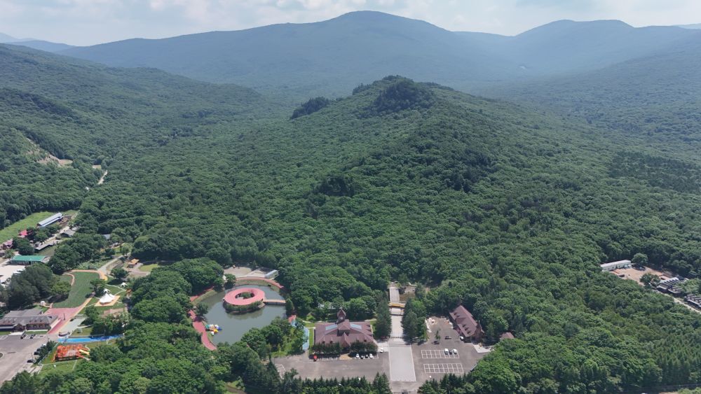 黑龙江省伊春市透龙山景区的森林景观(无人机照片)。新华社发(顾景坤摄)