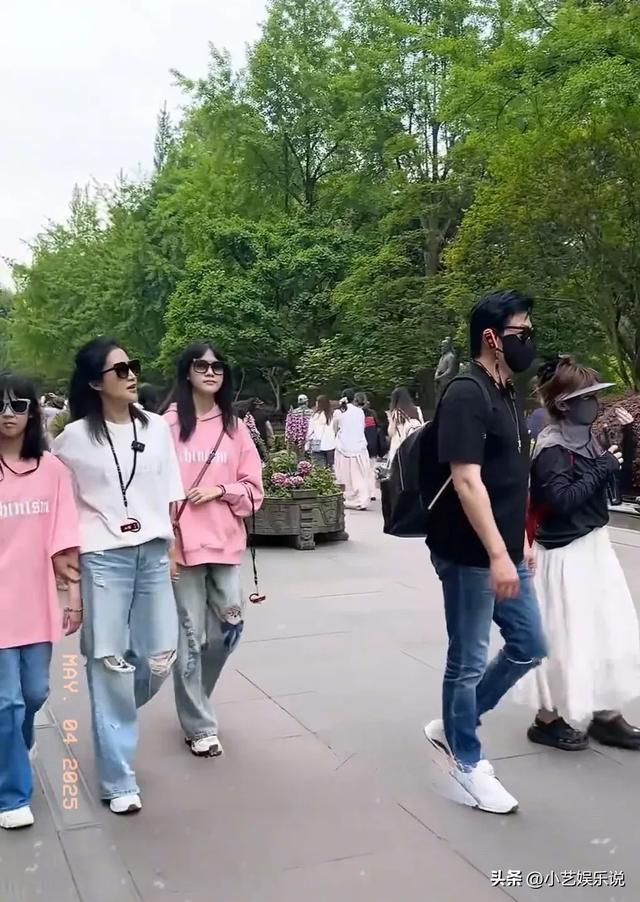 陆毅鲍蕾一家四口甜蜜出游,两个宝贝女儿颜值爆表,太可爱了!