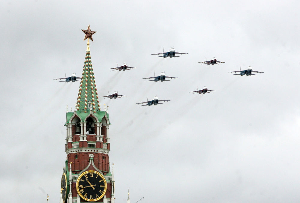 2007年5月9日,在俄罗斯莫斯科举行的纪念卫国战争胜利62周年阅兵式上,战机编队飞过红场上空。新华社记者沈伯韩摄