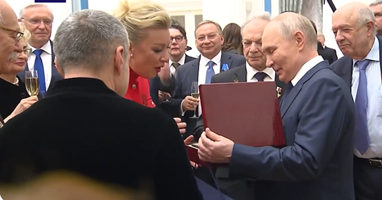 普京向扎哈罗娃赠送礼物 图源:俄媒视频截图