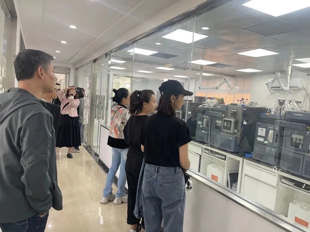 家長參觀品測安全檢測中心 / 圖源:上海普陀區金沙江路小學