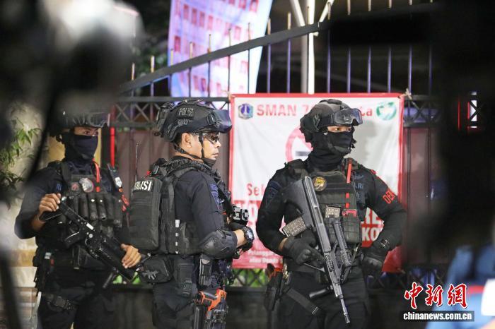 11月7日晚,军警在雅加达国立第72高级中学门口警戒。中新社记者 李志全 摄