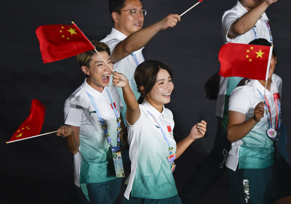 ↑中国体育代表团在开幕式上入场。新华社记者 鲍菲菲 摄