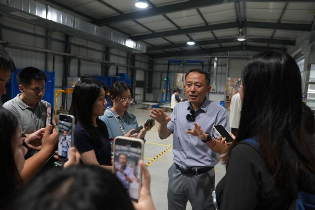 中海储能副总经理张鹏介绍企业情况。