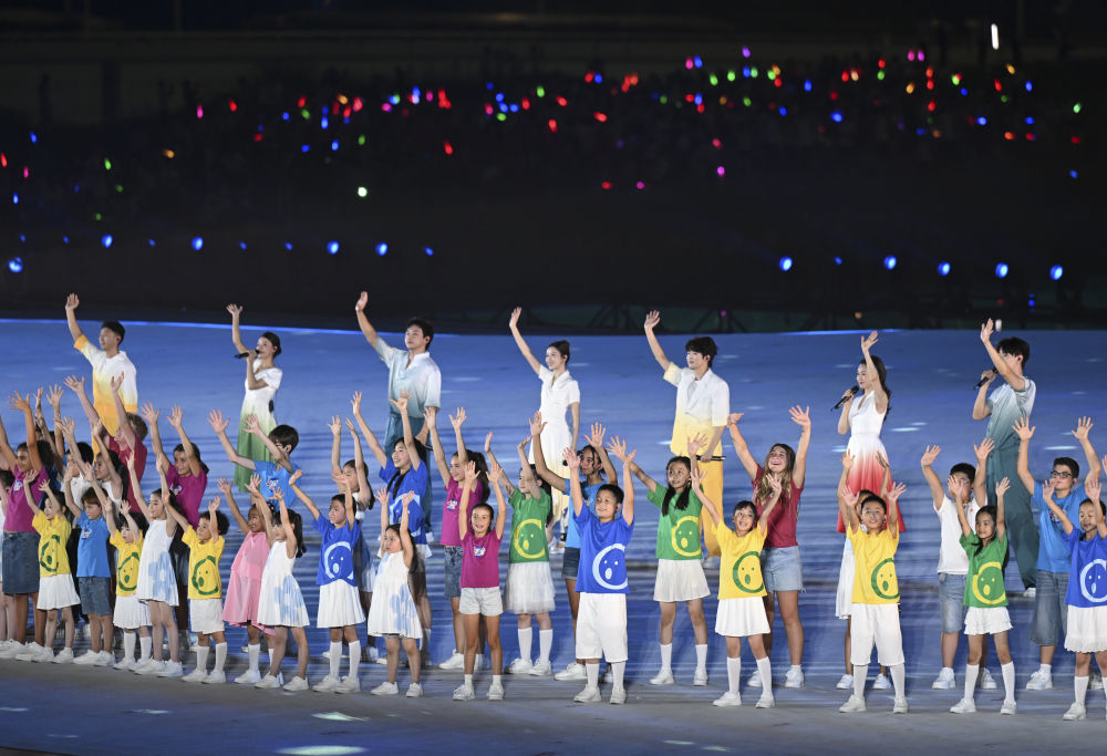 8月7日，演员在开幕式现场表演。新华社记者 杜子璇 摄