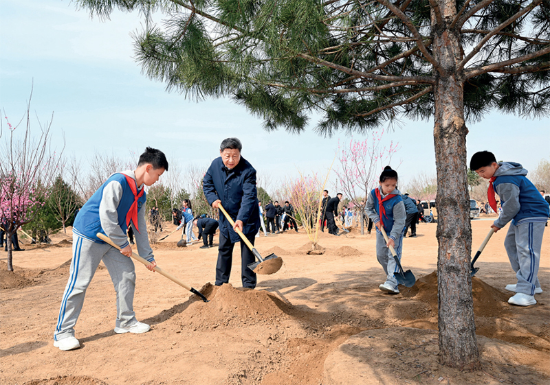 2025年4月3日,党和国家领导人习近平、李强、赵乐际、王沪宁、蔡奇、丁薛祥、李希、韩正等来到北京市丰台区永定河畔参加首都义务植树活动。这是习近平同大家一起植树。 新华社记者 谢环驰/摄