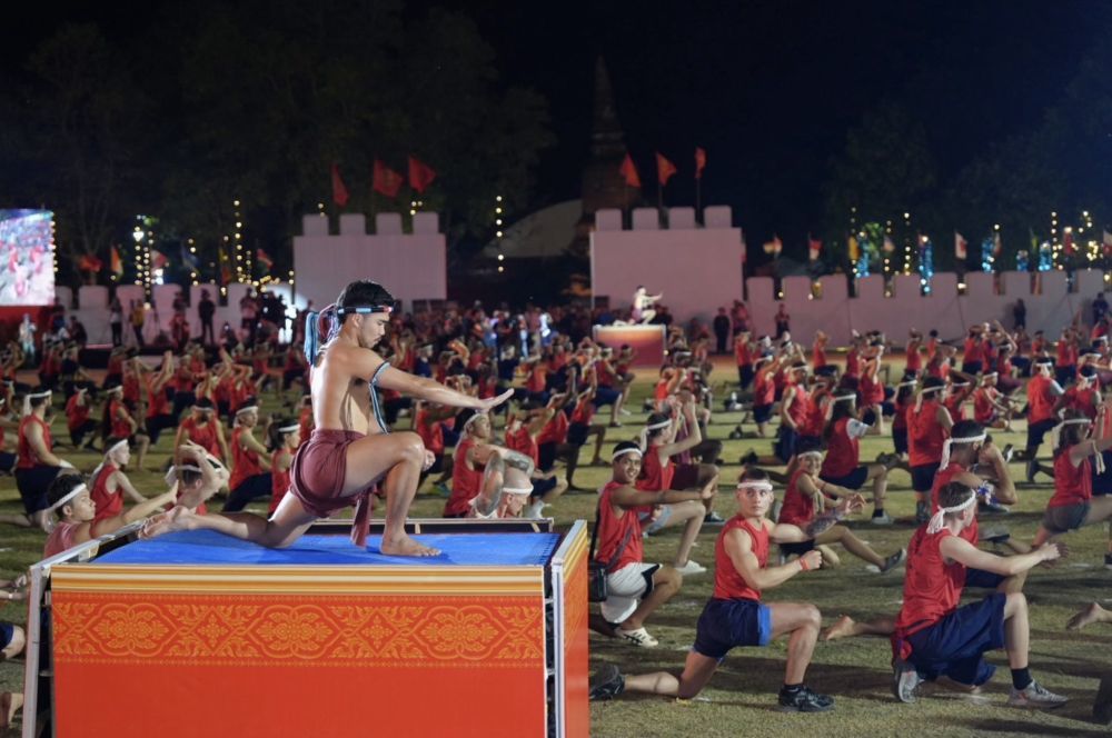 3月17日,第17届世界泰拳拜师典礼在泰国古都大城玛哈泰寺遗址前举行。新华社发(泰国旅游局供图)