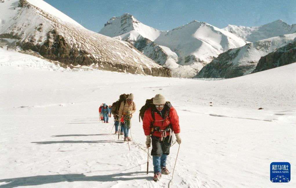 1986年5月10日至11日,中国—日本长野联合登山队的24名队员分两批成功登顶位于西藏定日县内海拔7541米的章子峰。图为登山队员结组向峰顶进发。