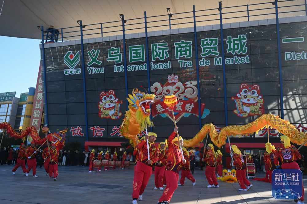 ↑2月9日,舞龙队在义乌国际商贸城的广场进行表演。