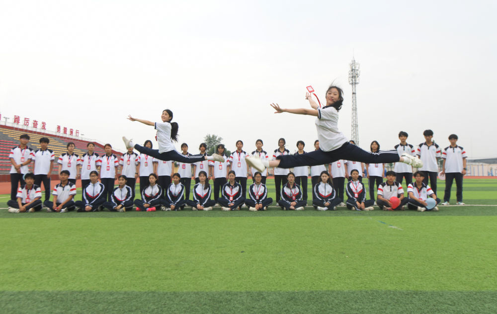 2025年5月22日，河北省石家庄新乐市第四中学高三学生进行“一字马”游戏表演。高考临近，各地学校组织高三学生开展不同形式的减压活动，帮助学生放松心情，迎接高考。新华社发（贾敏杰 摄）