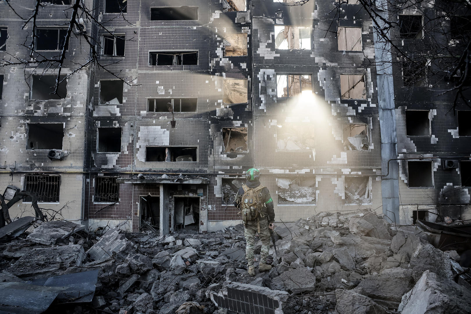 ▲当地时间11月15日,顿涅茨克地区,一名乌克兰士兵走在康斯坦丁尼夫卡前线城镇的街道上 图据视觉中国